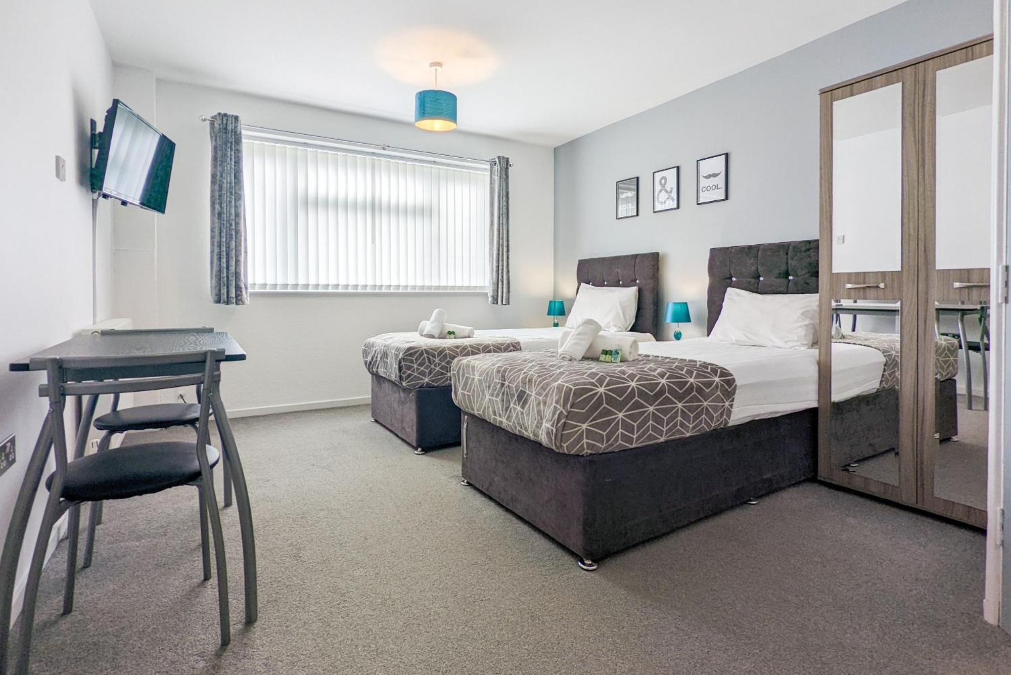5-Bedroom Contractor House With 10 Beds Free Parking And Free Wifi - Outfield Homes By Your Lettings Short Lets & Serviced Accommodation Peterborough Exterior foto