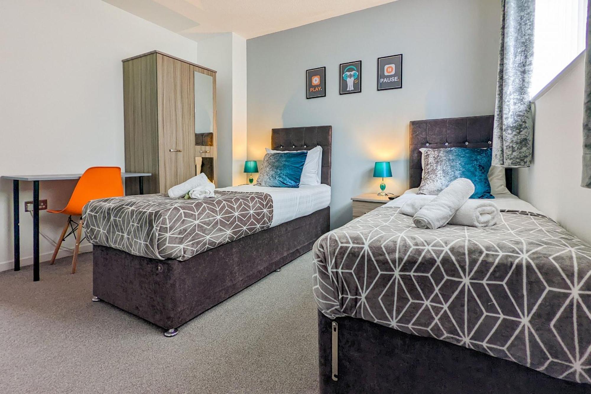 5-Bedroom Contractor House With 10 Beds Free Parking And Free Wifi - Outfield Homes By Your Lettings Short Lets & Serviced Accommodation Peterborough Exterior foto